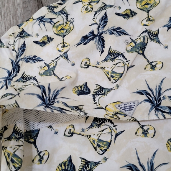 Columbia PFG Marlins and Martinis Print Short Sleeve Button Up Shirt - Picture 10 of 12
